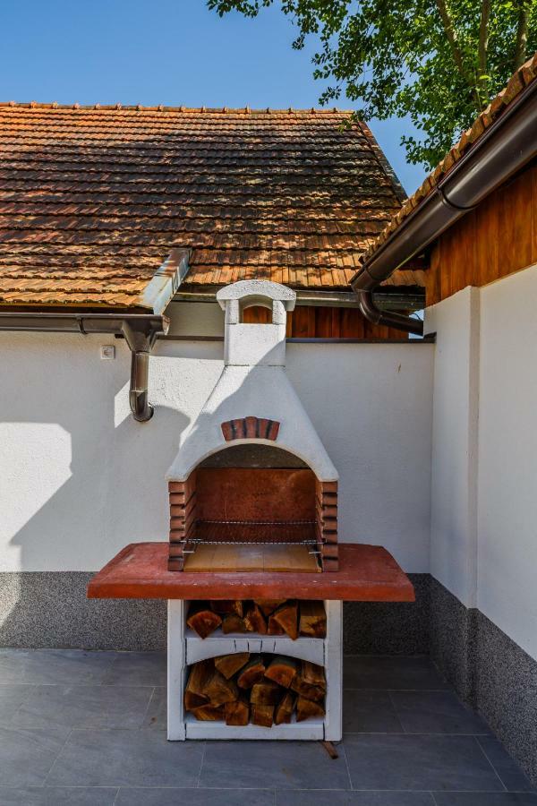 Beautiful Cottage With Heated Pool For 22 Ppl Plaški Buitenkant foto