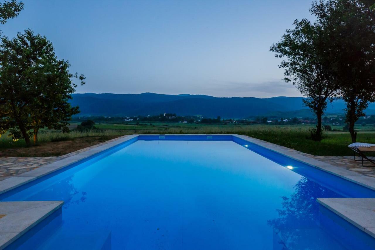 Beautiful Cottage With Heated Pool For 22 Ppl Plaški Buitenkant foto