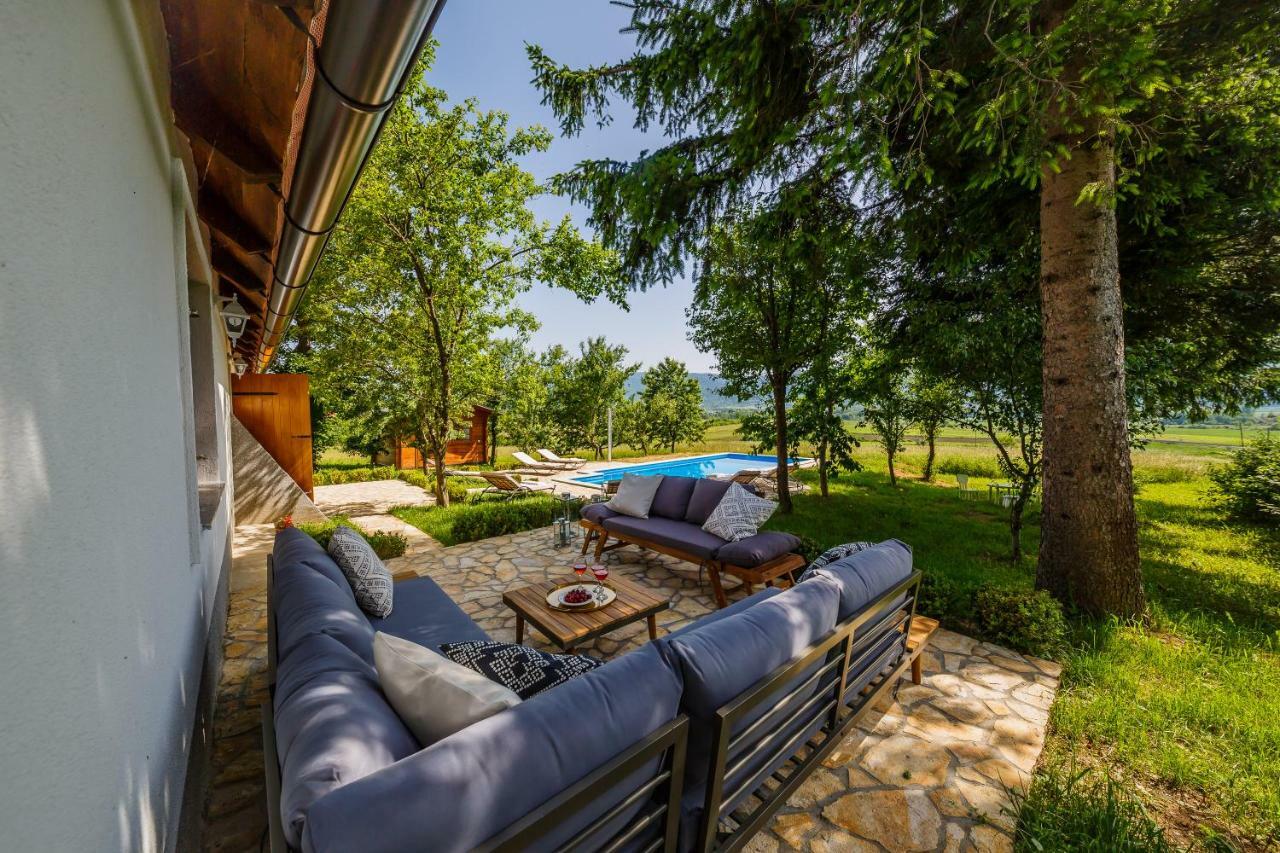 Beautiful Cottage With Heated Pool For 22 Ppl Plaški Buitenkant foto